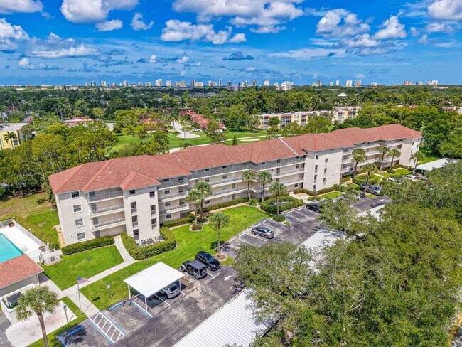 Building Photo - Beautiful 2/2 Condo in the Heart of Naples!