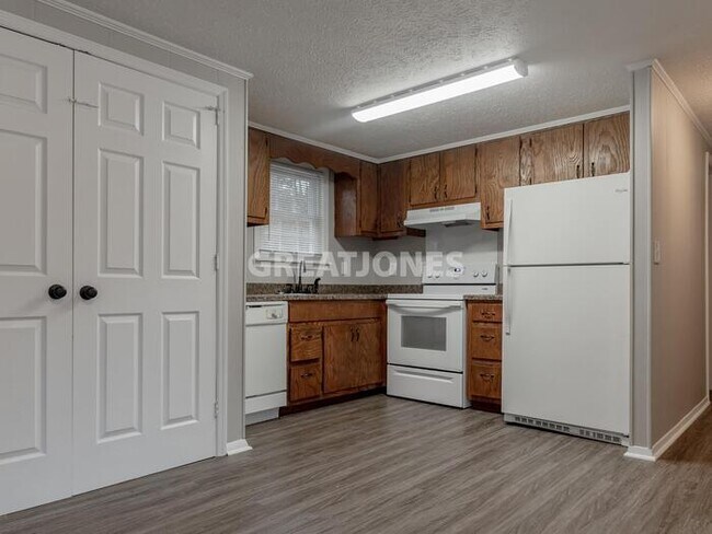 Building Photo - 185 Riverbend Dr