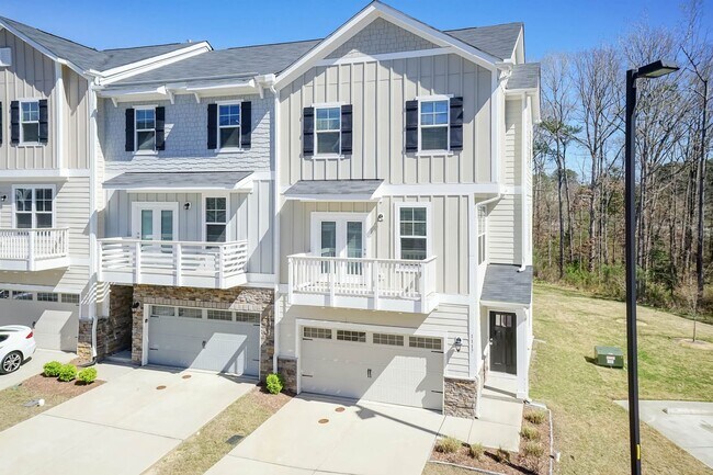 Foto del edificio - Four Bedroom Townhome!