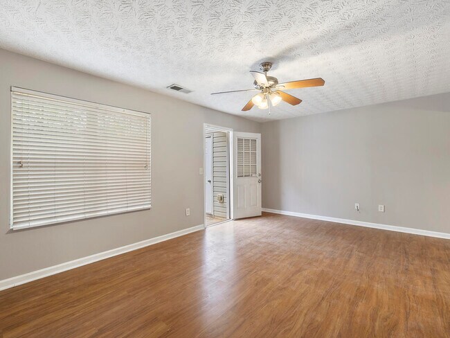Building Photo - 5635 Union Pointe Dr