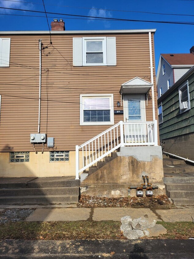 Two bedroom one bath in Dravosburg! Available now! - Two bedroom one bath in Dravosburg! Available now!