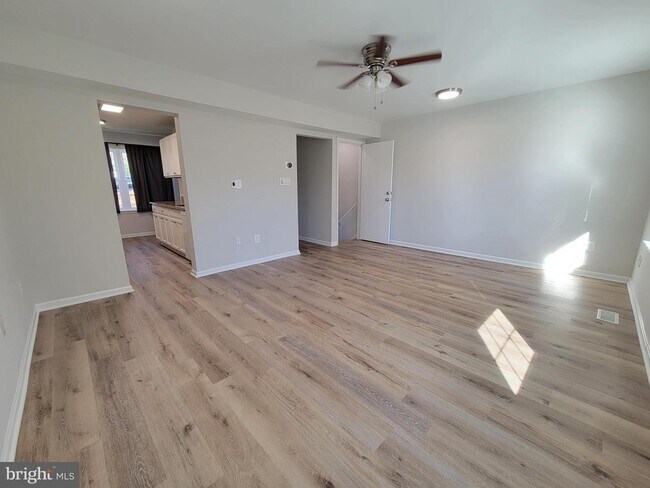 Building Photo - 712 Oxford Square Dr