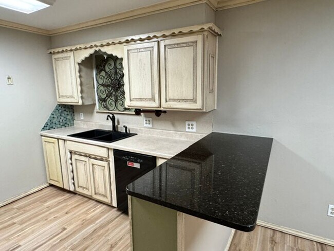 Building Photo - 2204 Edgewood Dr
