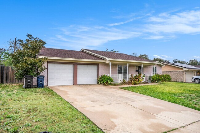 Foto del edificio - Beautifully crafted 3-2-2 in Fort Worth! Fridge Included