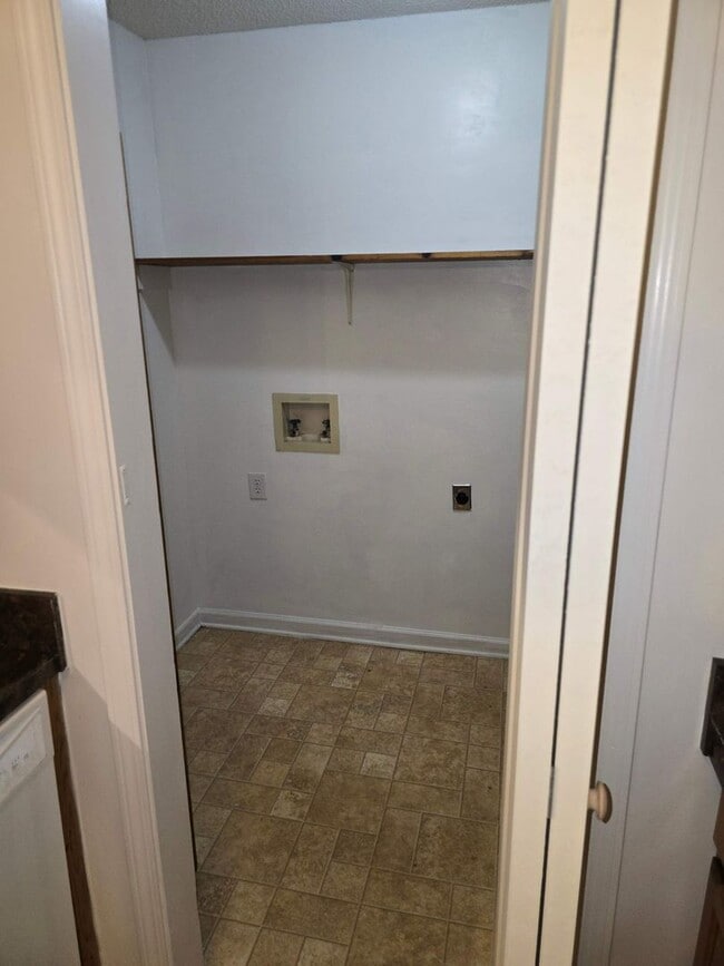 Building Photo - 2 bedroom 1 bath condo