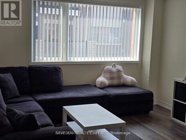 Photo du bâtiment - 230 Lagerfeld Dr