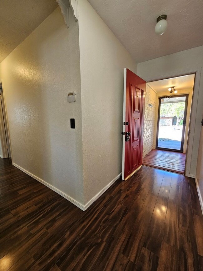Building Photo - (3) Bed/(2) Bath Avail NOW! Oakhurst Addit...
