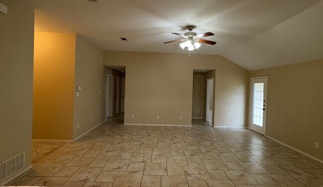 Foto del edificio - AVAILABLE NOW!!