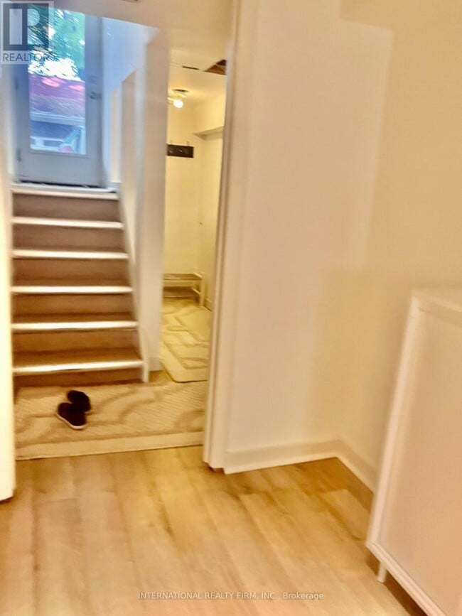 Building Photo - 220 Rose Park Dr