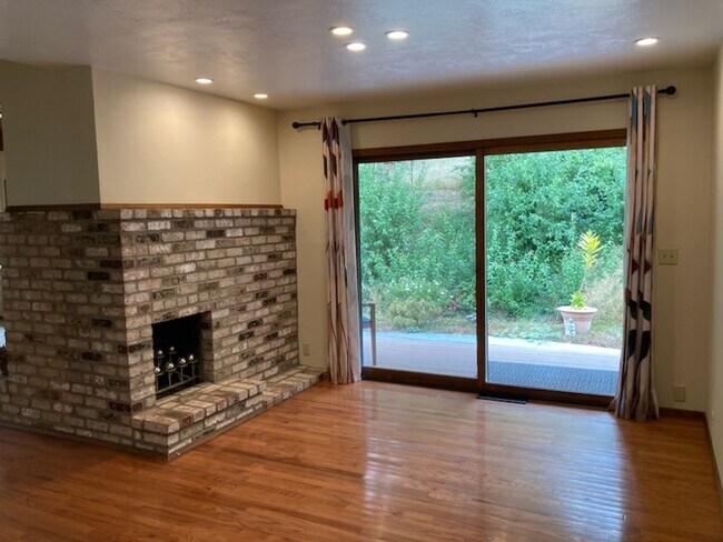 Foto del edificio - 16715 Coleman Valley Rd