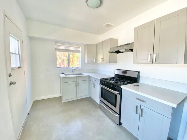 Foto del edificio - 2727 Phelps Ave