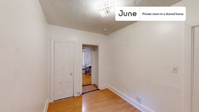 Building Photo - Private bedroom in 3 bed/1 bath Home