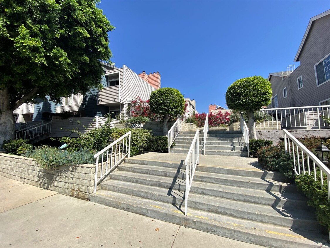 Primary Photo - Incredibly Spacious 2 Bedroom/2Bath Condo ...