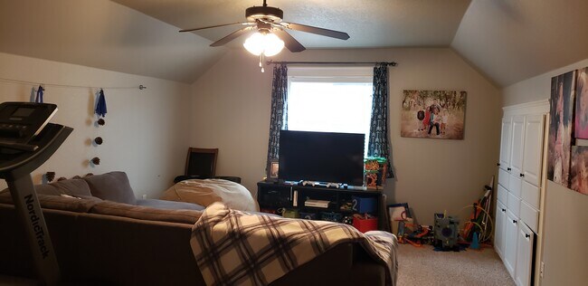Family room - 581 Syringa Springs Dr