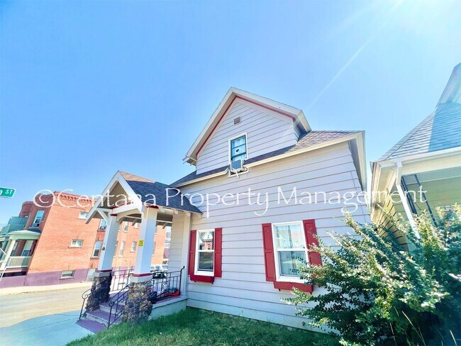 Building Photo - 5 bedroom 3 bath house with fenced yard