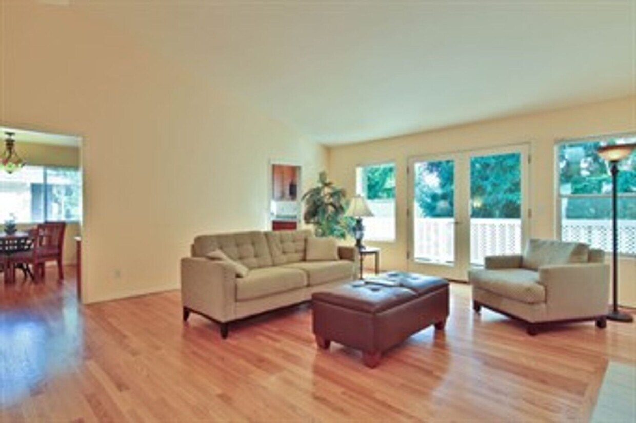 Foto principal - Spacious 4 bedroom 3 bath daylight rambler...