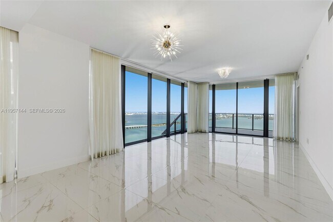 Foto del edificio - 700 NE 24th St