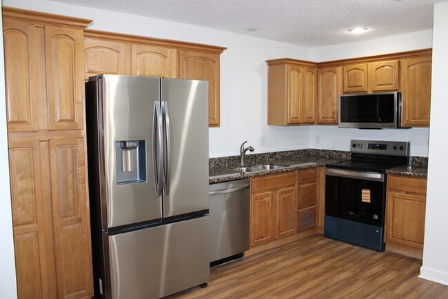 Foto del edificio - Beautiful 3 bedrooms and 2.5 baths with vanity in ALL ELECTRIC townhome in Blue Springs, MO