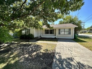 Building Photo - 3211 Poplar St