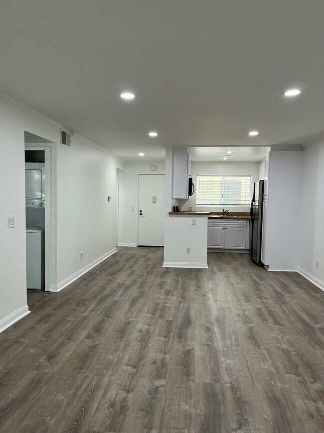 Cheerful kitchen w/ granite counters - 21400 Burbank Blvd