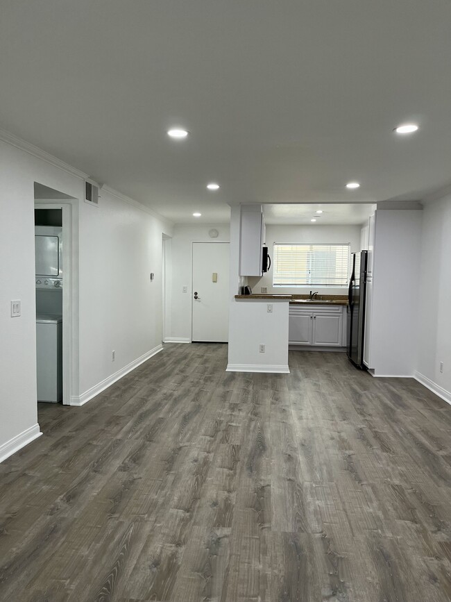 Cheerful kitchen w/ granite counters - 21400 Burbank Blvd