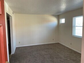 Building Photo - 1026 Southpark Dr