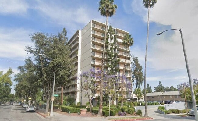 Building Photo - 560 E Villa St
