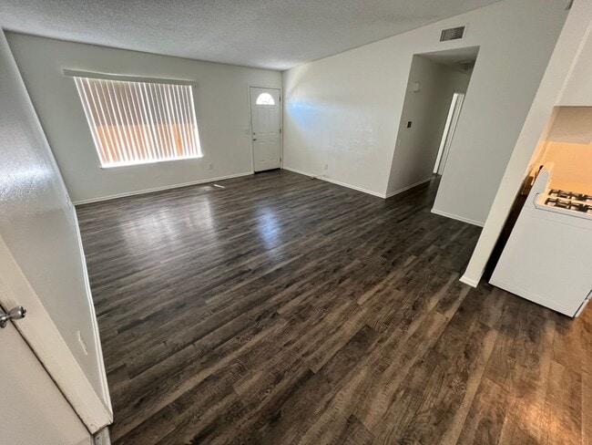 Building Photo - 3 bed 2 bath house New flooring, new kitch...
