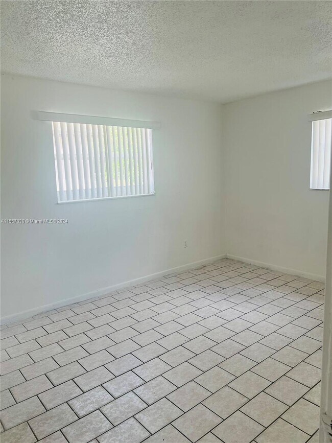 Foto del edificio - 1501 N 57th Terrace