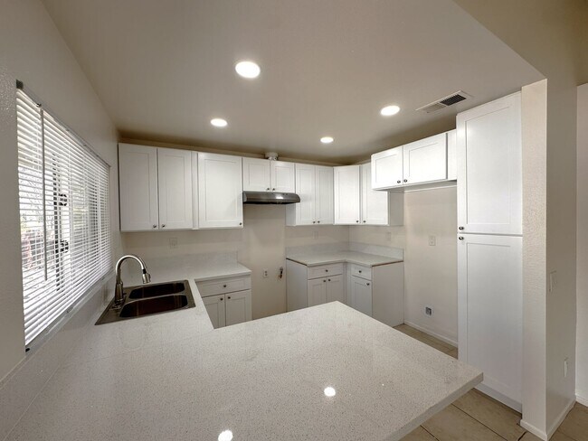 Foto del edificio - 2bd/2ba Home - Village Lakes Community