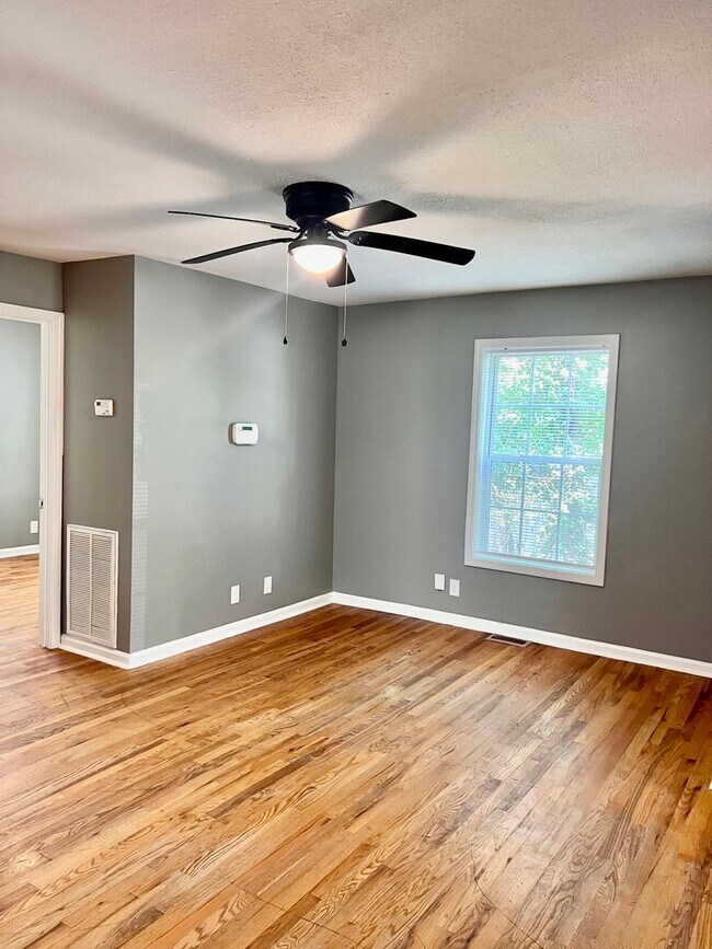 Building Photo - AVAILABLE AUGUST 14! 3 Bedroom Home Near Madison Street