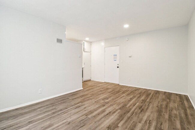 Interior Photo - 1275 Federal Ave