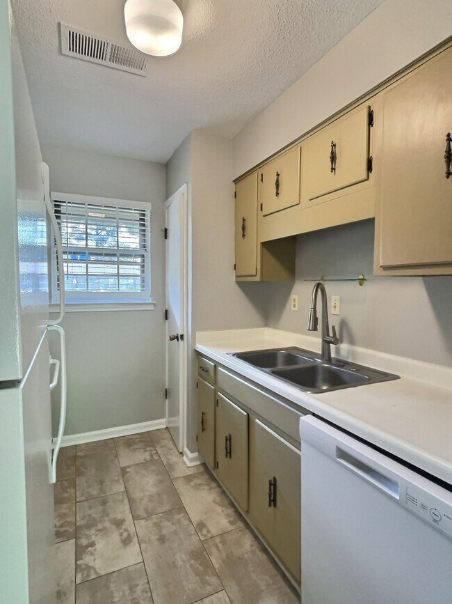Building Photo - 384 Tara Ridge Cove