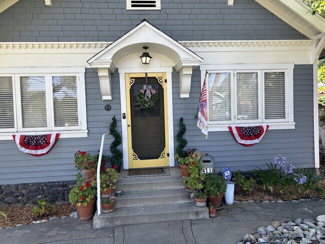 Building Photo - 411 N 8th Ave