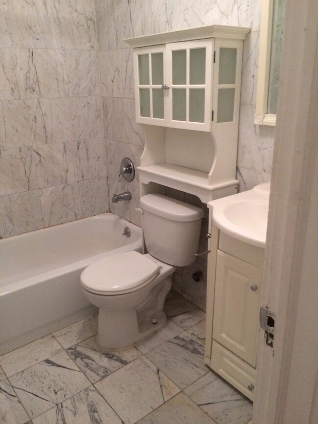 Foto del edificio - 336 E 56th St