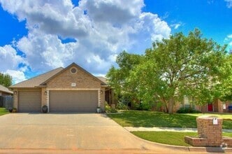 Building Photo - 16616 Hardwood Pl