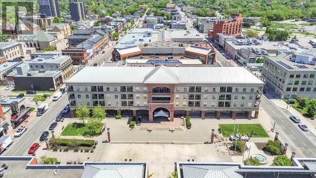 Photo du bâtiment - 150 Colborne St W