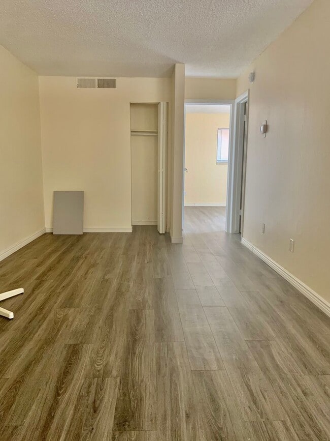 Building Photo - BEAUTIFUL One Bed on Madison Ave, Close to Campus! Corner Unit