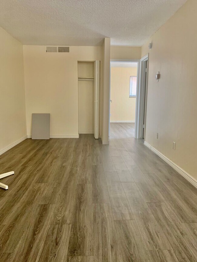 Foto del edificio - BEAUTIFUL One Bed on Madison Ave, Close to Campus! Corner Unit