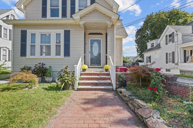 Building Photo - Single Family House For Lease steps from UMass Lowell and Downtown Lowell.