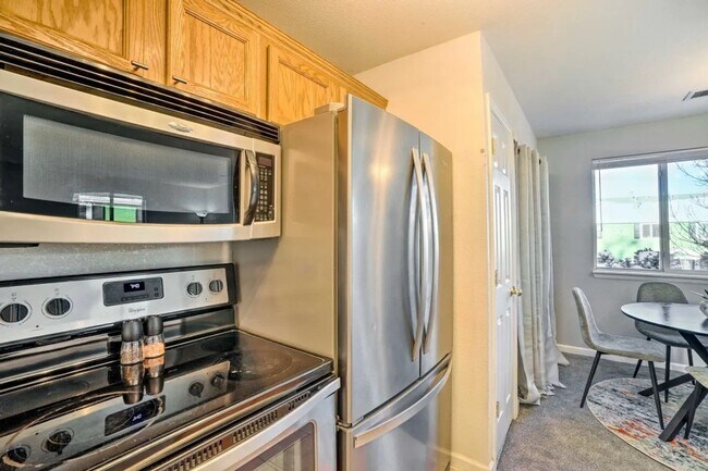 Foto del edificio - Charming 2BR Condo in Englewood, Pets OK, ...