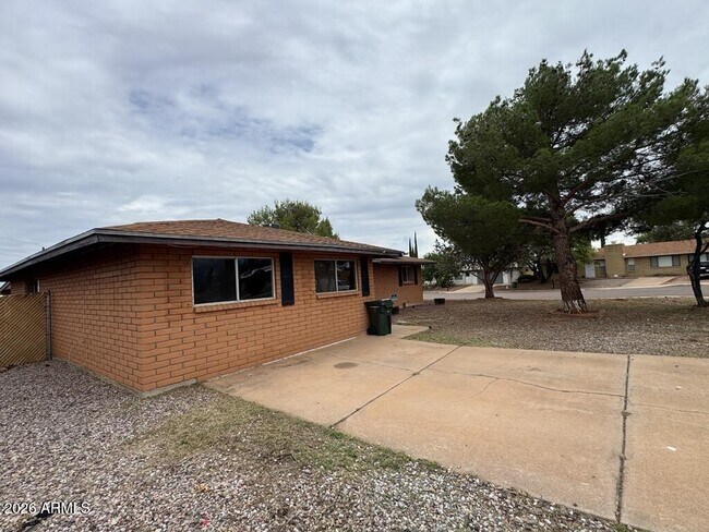 Building Photo - 1281 N Catalina Dr