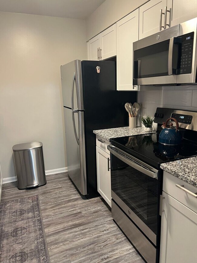 Foto del edificio - FULLY FURNISHED - Just steps to the beach!