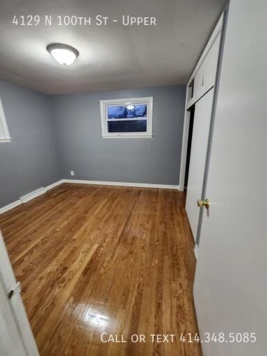 Building Photo - Newly rehabbed 3 bed upper unit with 2 ful...