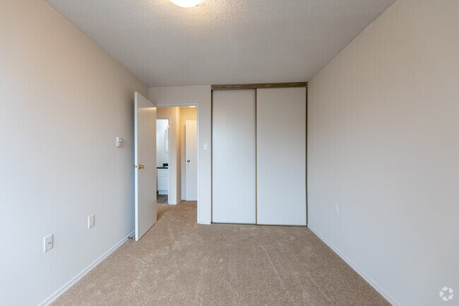 2 chambres, 1 salle de bain - 900 pi2 - Chambre - Highview Glen