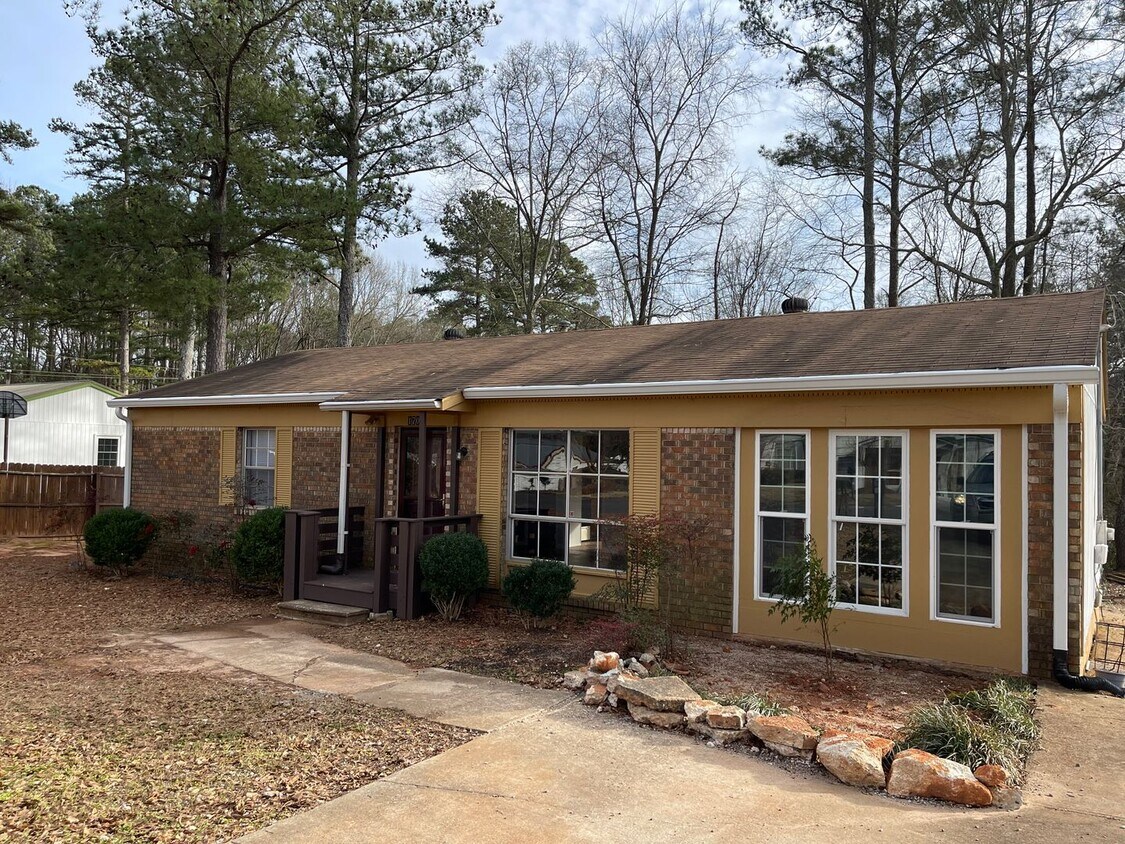 Foto principal - 3 BEDROOM 2 BATH located in Spring Valley ...