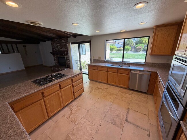Building Photo - 818 Harrison Dr
