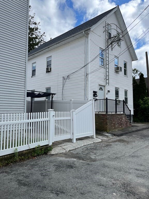 2 Church Ave Unit 1, Taunton, MA 02780 Room for Rent in Taunton, MA