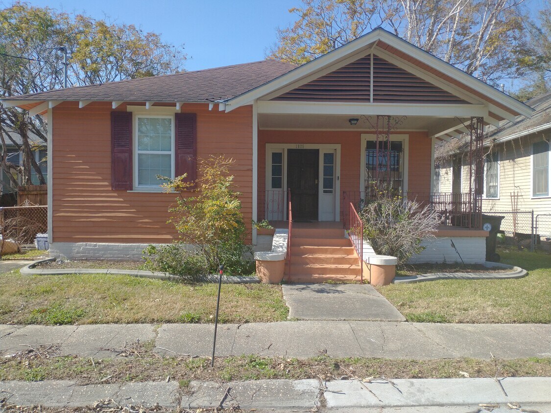 Primary Photo - 1825 S Lopez St