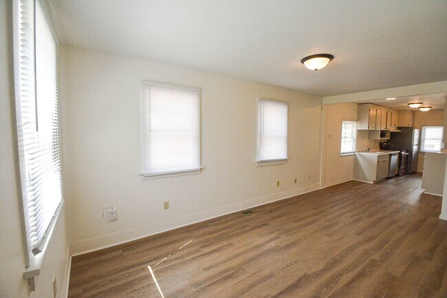 Building Photo - Bright & updated 2br Uptown home w/garage!